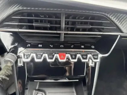 Photo 12 Peugeot 208  PureTech 100 S&S BVM6 GT Pack