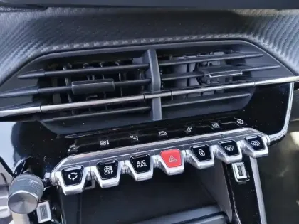 Photo 12 Peugeot 208  PureTech 100 S&S EAT8 GT