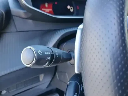 Photo 16 Peugeot 208  PureTech 100 S&S EAT8 GT