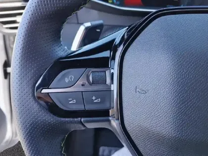 Photo 18 Peugeot 208  PureTech 100 S&S EAT8 GT