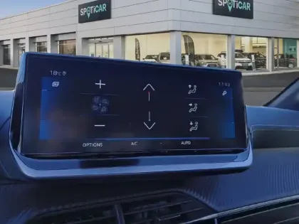 Photo 21 Peugeot 208  PureTech 100 S&S EAT8 GT