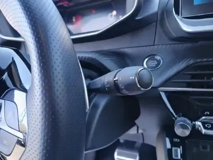 Photo 17 Peugeot 208  PureTech 100 S&S EAT8 GT