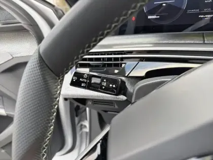 Photo 16 Peugeot 3008  Hybrid 136 e-DCS6 GT