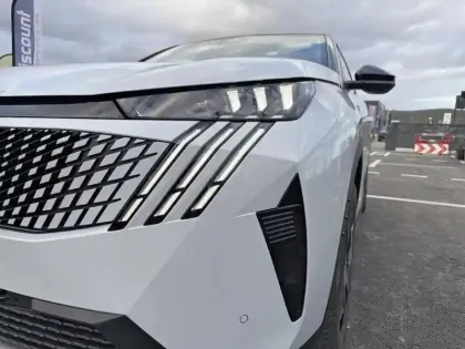 Photo 13 Peugeot 3008  Hybrid 136 e-DCS6 GT