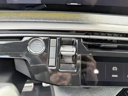 Photo 23 Peugeot 3008  Hybrid 136 e-DCS6 GT