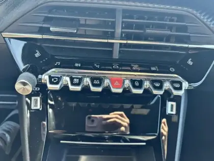 Photo 12 Peugeot 2008  PureTech 130 S&S EAT8 GT Pack