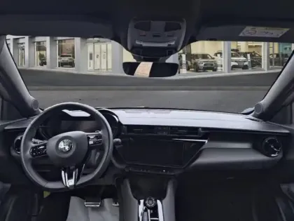 Photo 7 Alfa Romeo Junior  1.2 Ibrida 136ch DCT6