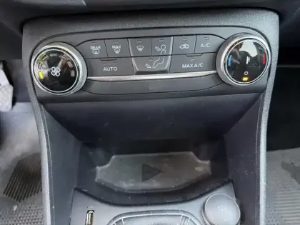 Photo 20 Ford Fiesta Gén. V Ph2 Titanium Business 5