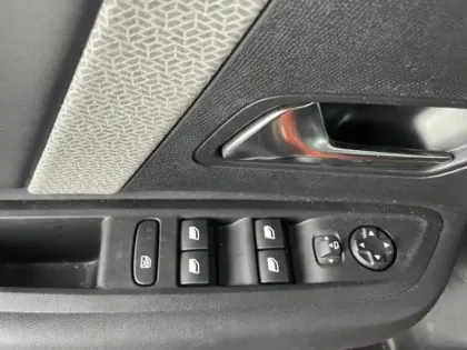 Photo 10 Citroën C4  Moteur électrique 136ch (100 kW) Shine Automatique