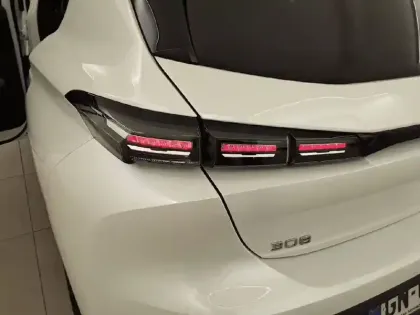 Photo 16 Peugeot 308  PureTech 130ch S&S EAT8