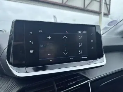 Photo 21 Peugeot 208  PureTech 100 S&S BVM6