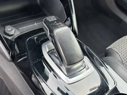 Photo 13 Peugeot 2008 Gén. II Ph1 NG GT 5