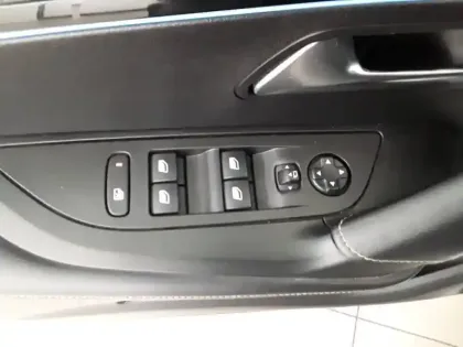 Photo 66 Peugeot 2008  Electrique 136 ch