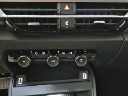 Photo 24 Citroën C4  Hybride 136 e-DCS6