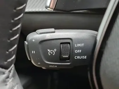 Photo 21 Peugeot 2008  Hybrid 136 e-DCS6