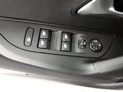 Photo 21 Peugeot 2008  PureTech 130 S&S BVM6