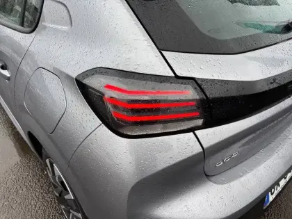 Photo 36 Peugeot 208  Hybrid 100 e-DCS6