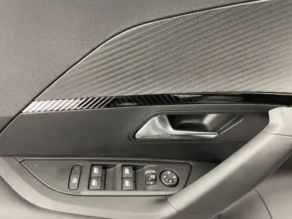 Photo 60 Peugeot 2008  Hybrid 136 e-DCS6