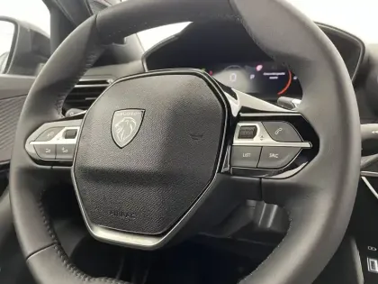 Photo 46 Peugeot 2008  Hybrid 136 e-DCS6