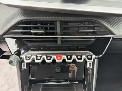 Photo 24 Peugeot 2008  BlueHDi 130 S&S EAT8 Allure