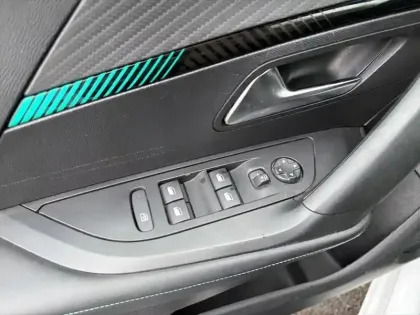 Photo 19 Peugeot 2008  BlueHDi 130 S&S EAT8 Allure