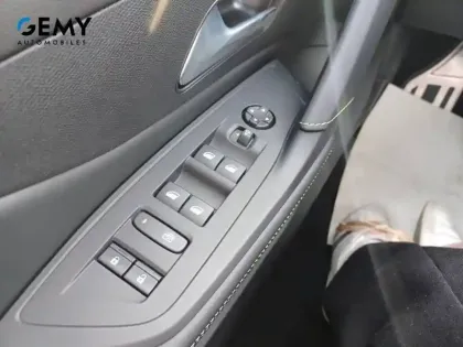 Photo 15 Peugeot 308  Electrique 55 kWh 156ch