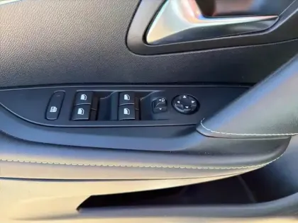 Photo 19 Peugeot 208  PureTech 100 S&S EAT8 GT