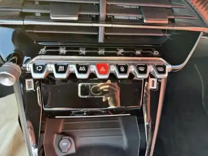 Photo 12 Peugeot 208  PureTech 100 S&S EAT8 GT