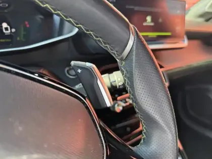 Photo 17 Peugeot 208  PureTech 100 S&S EAT8 GT