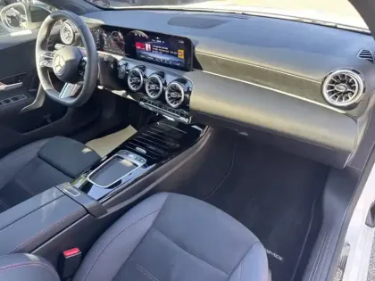 Photo 11 Mercedes Classe A 200 d AMG Line