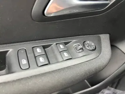 Photo 84 Peugeot 208  Electrique 50 kWh 136ch