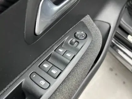 Photo 17 Peugeot 208  Electrique 50 kWh 136ch