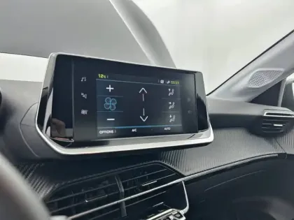 Photo 21 Peugeot 208  Electrique 50 kWh 136ch