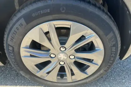 Photo 14 Peugeot 208  Electrique 50 kWh 136ch