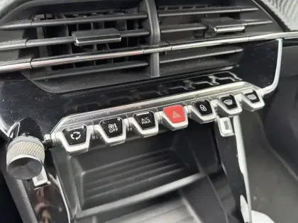 Photo 21 Peugeot 2008  Electrique 136 ch