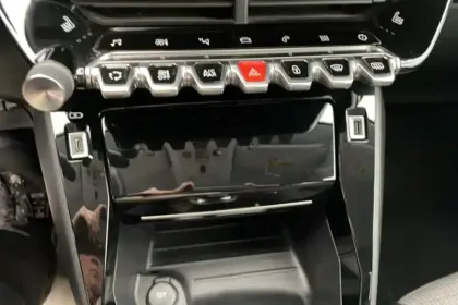 Photo 16 Peugeot 208  PureTech 100 S&S EAT8