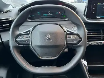 Photo 10 Peugeot 208  e- 136ch Style