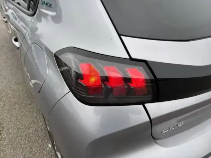 Photo 16 Peugeot 208  PureTech 75 S&S BVM5