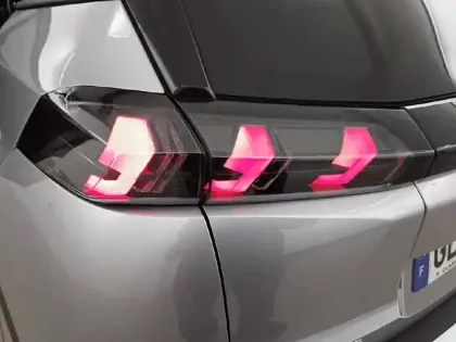 Photo 16 Peugeot 2008  PureTech 130 S&S EAT8