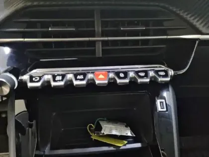 Photo 20 Peugeot 208  BlueHDi 100 S&S BVM6