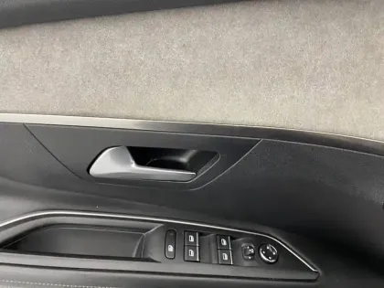 Photo 101 Peugeot 3008  Hybrid 225 e-EAT8