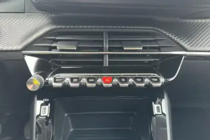 Photo 16 Peugeot 2008  PureTech 100 S&S BVM6