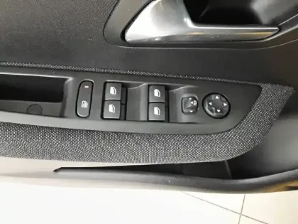 Photo 21 Peugeot 208  Electrique 50 kWh 136ch