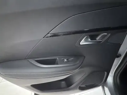 Photo 15 Peugeot 2008  Hybrid 145 e-DCS6