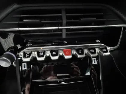 Photo 30 Peugeot 2008  Hybrid 145 e-DCS6