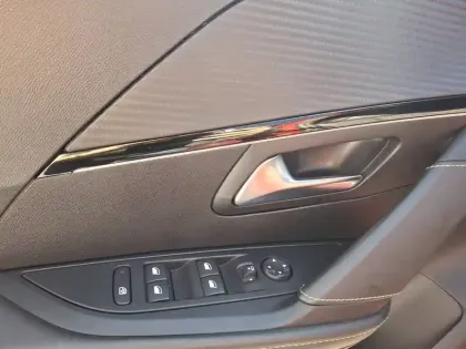 Photo 18 Peugeot 208  PureTech 100 S&S EAT8