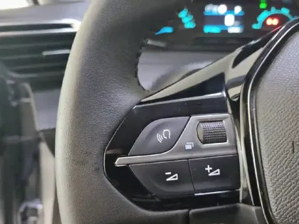 Photo 27 Peugeot 208  Electrique 50 kWh 136ch