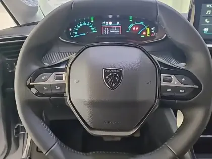 Photo 8 Peugeot 208  Electrique 50 kWh 136ch