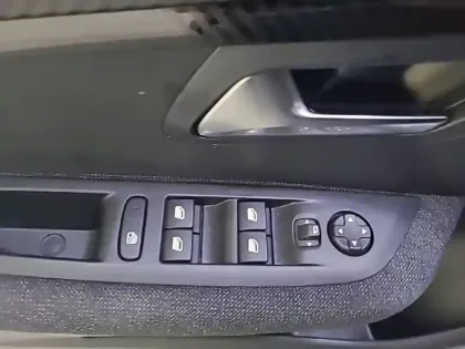 Photo 29 Peugeot 208  Electrique 50 kWh 136ch