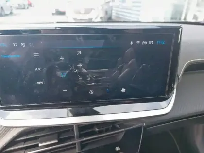 Photo 21 Peugeot 2008  Hybrid 136 e-DCS6